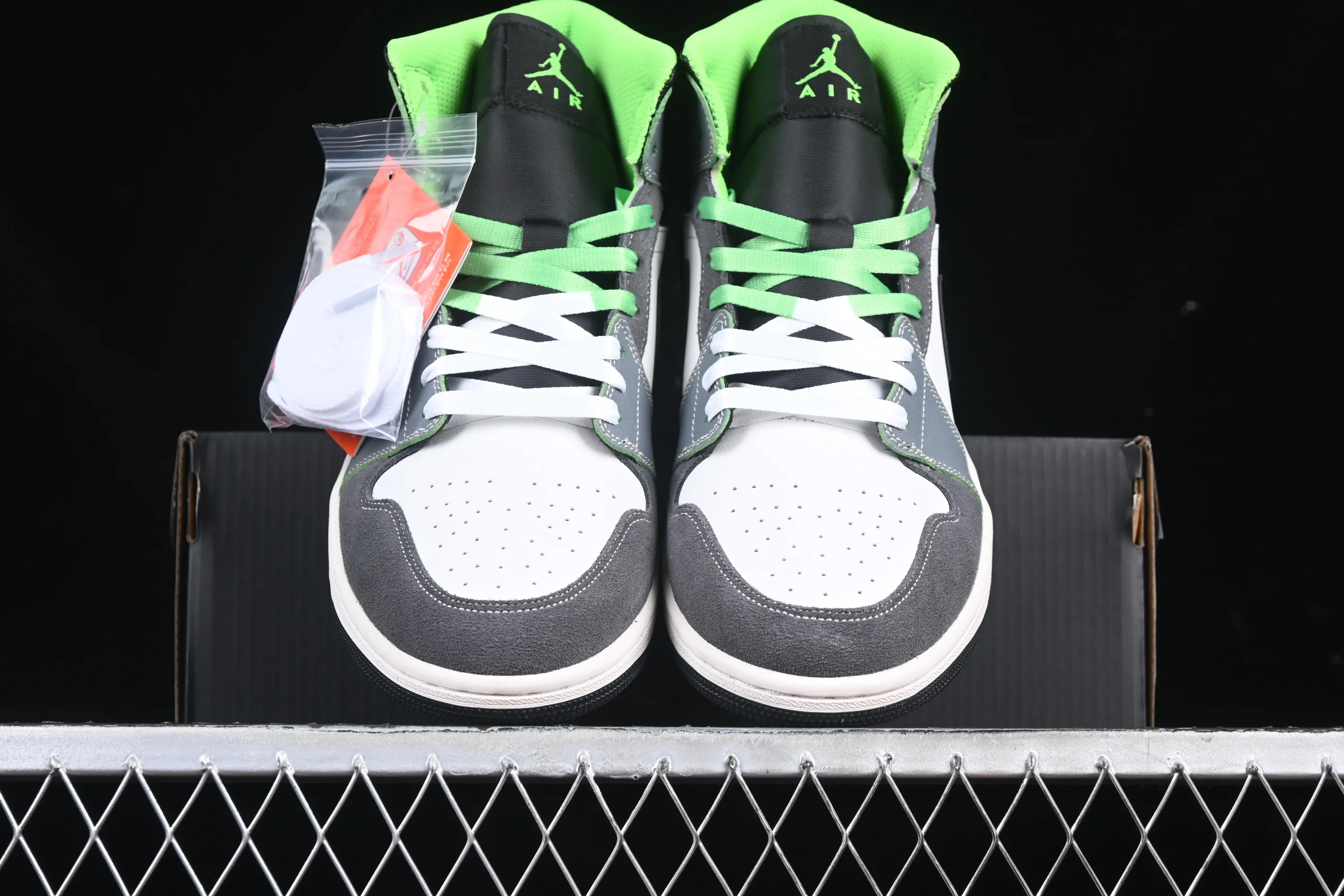All categories Air Jordan Jordan series basketball shoes Air Jordan 1 Mid Air Jordan 1 Mid "Casa 93" white, gray and brown color Zhongbang basketball shoes HQ3829-001